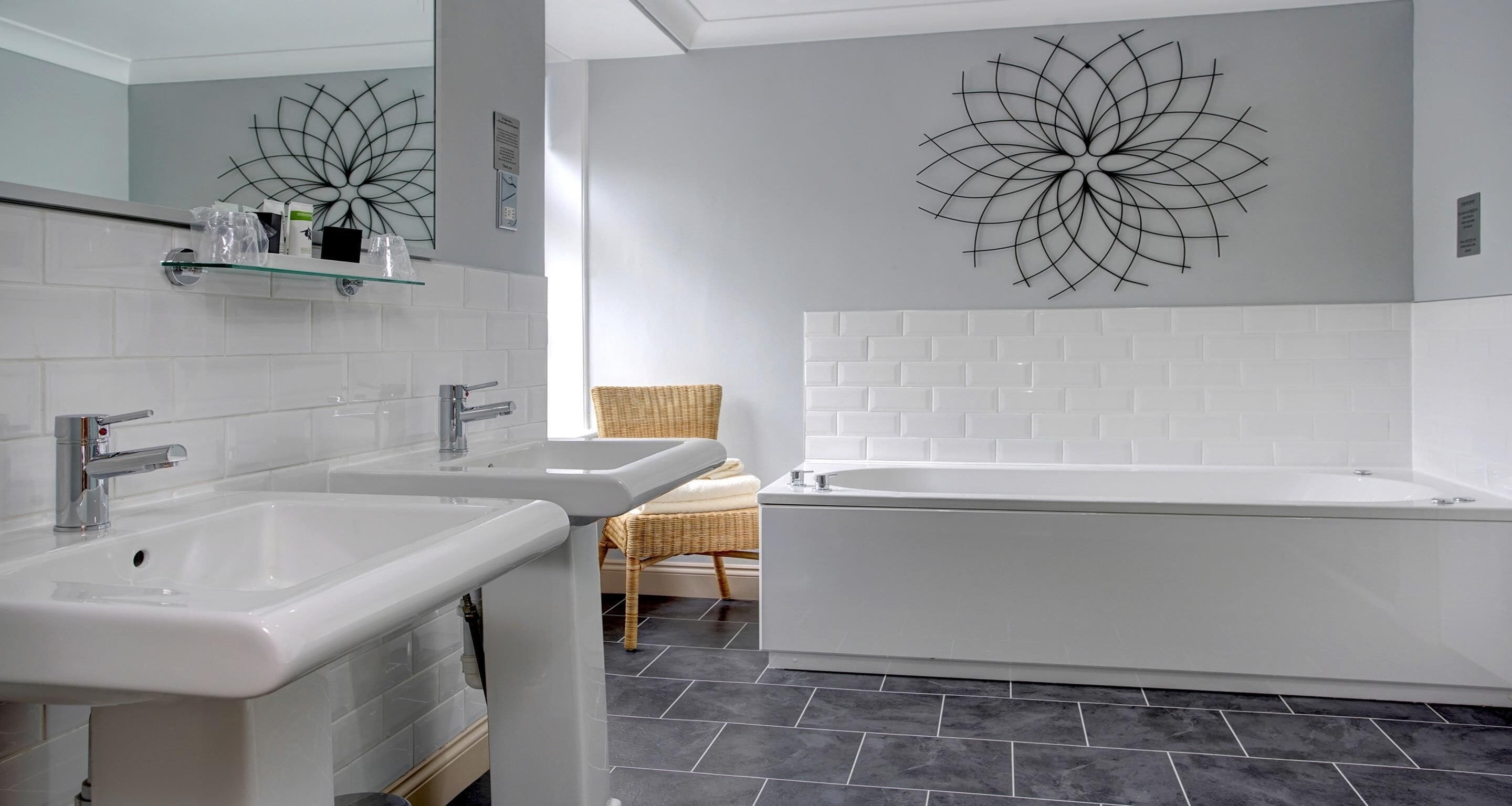 deluxe room, 1 double bed, non smoking (four poster bed) | in-room safe, individually decorated, individually furnished, desk