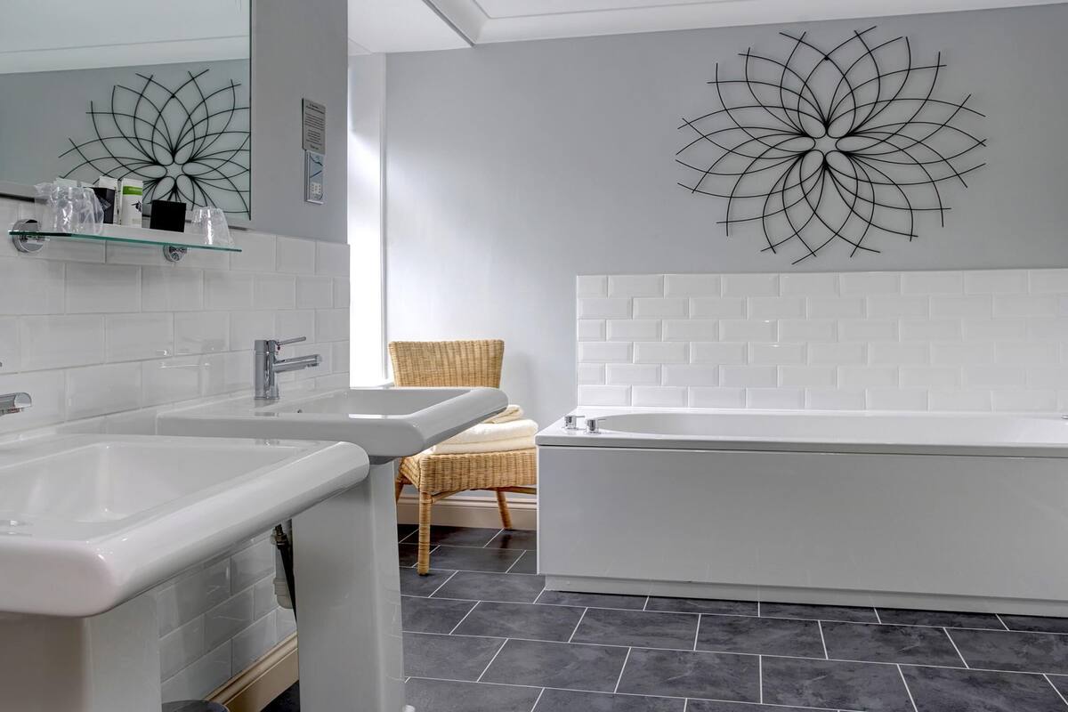 deluxe room, 1 double bed, non smoking (four poster bed) | in-room safe, individually decorated, individually furnished, desk