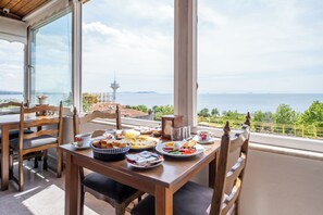 A dining table with breakfast items and a view of the sea. - Sur Hotel Sultanahmet (Istanbul)