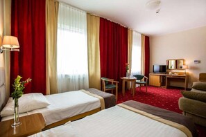 Minibar, una cassaforte in camera, una scrivania, ferro/asse da stiro