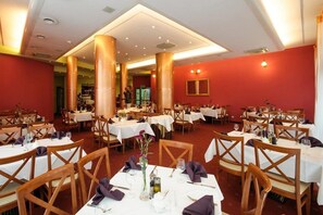 Breakfast, lunch, dinner served; international cuisine, garden views  - Orient Hotel (Kraków)