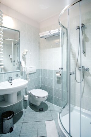 Regadera, amenidades de baño gratuitas, secadora de cabello, pantuflas 