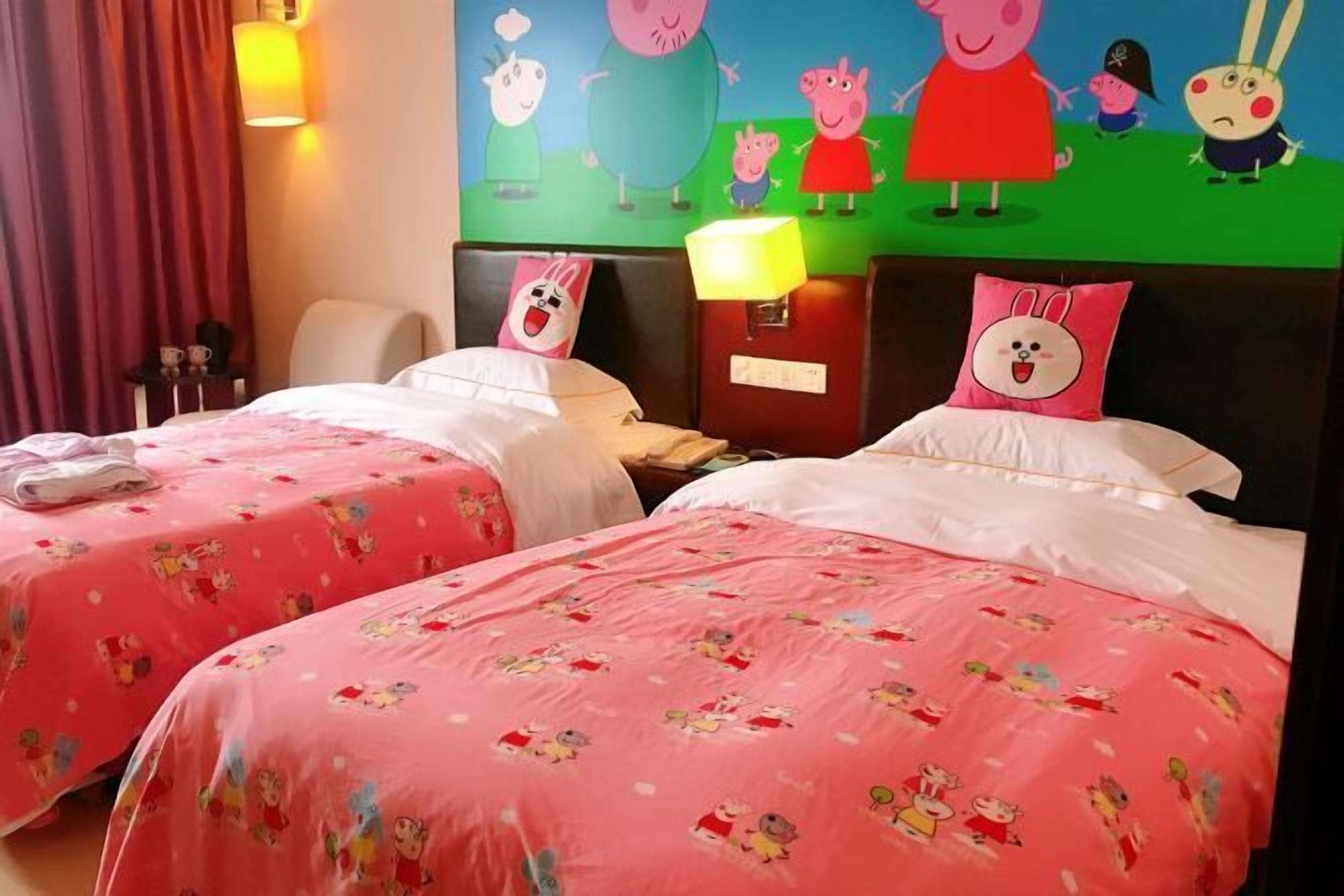 Gebar bulu kapas, peti besi dalam bilik, meja 