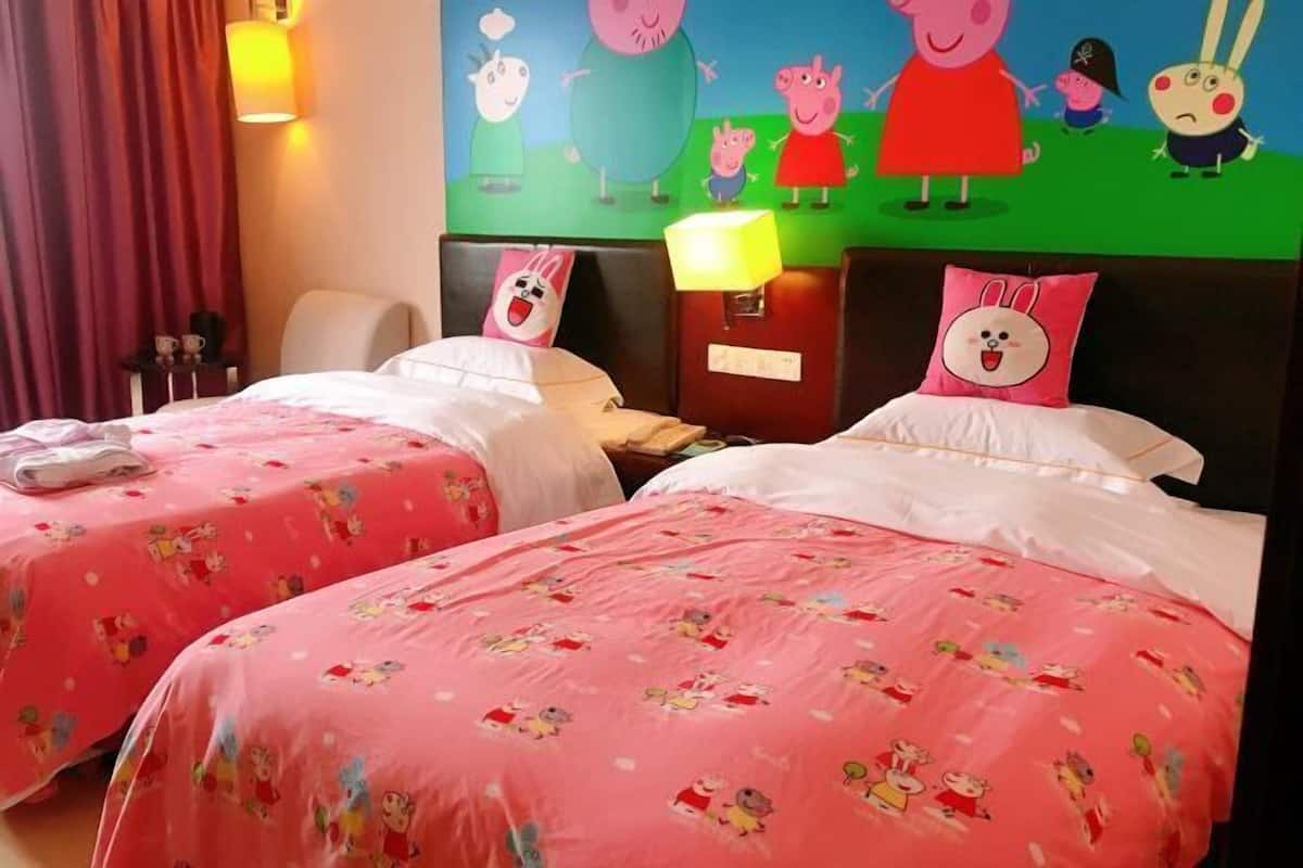 Down comforters, in-room safe, desk, blackout drapes