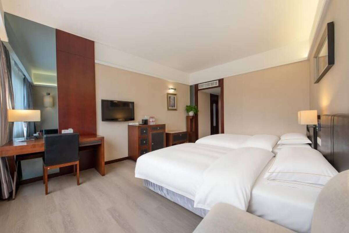 Down duvets, in-room safe, desk, blackout curtains