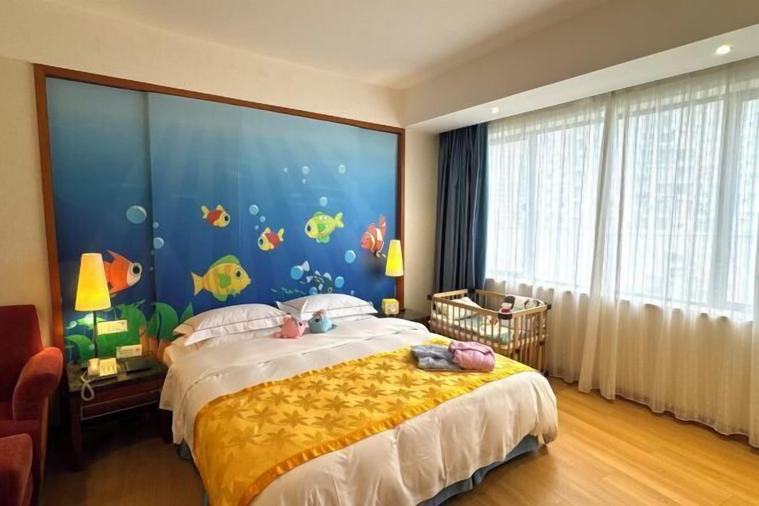 Down comforters, in-room safe, desk, blackout drapes