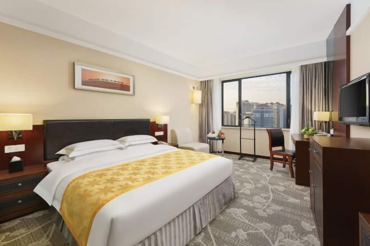 Down duvets, in-room safe, desk, blackout curtains
