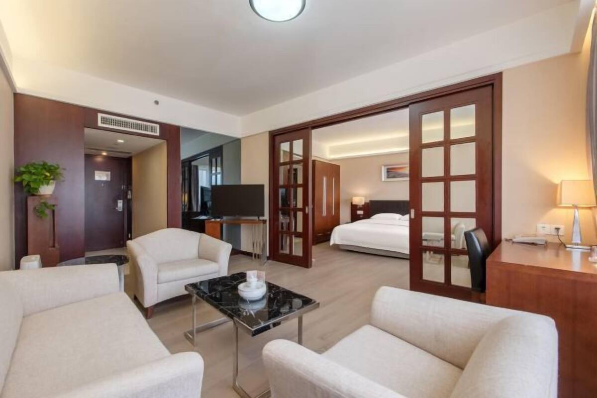 Down duvets, in-room safe, desk, blackout curtains