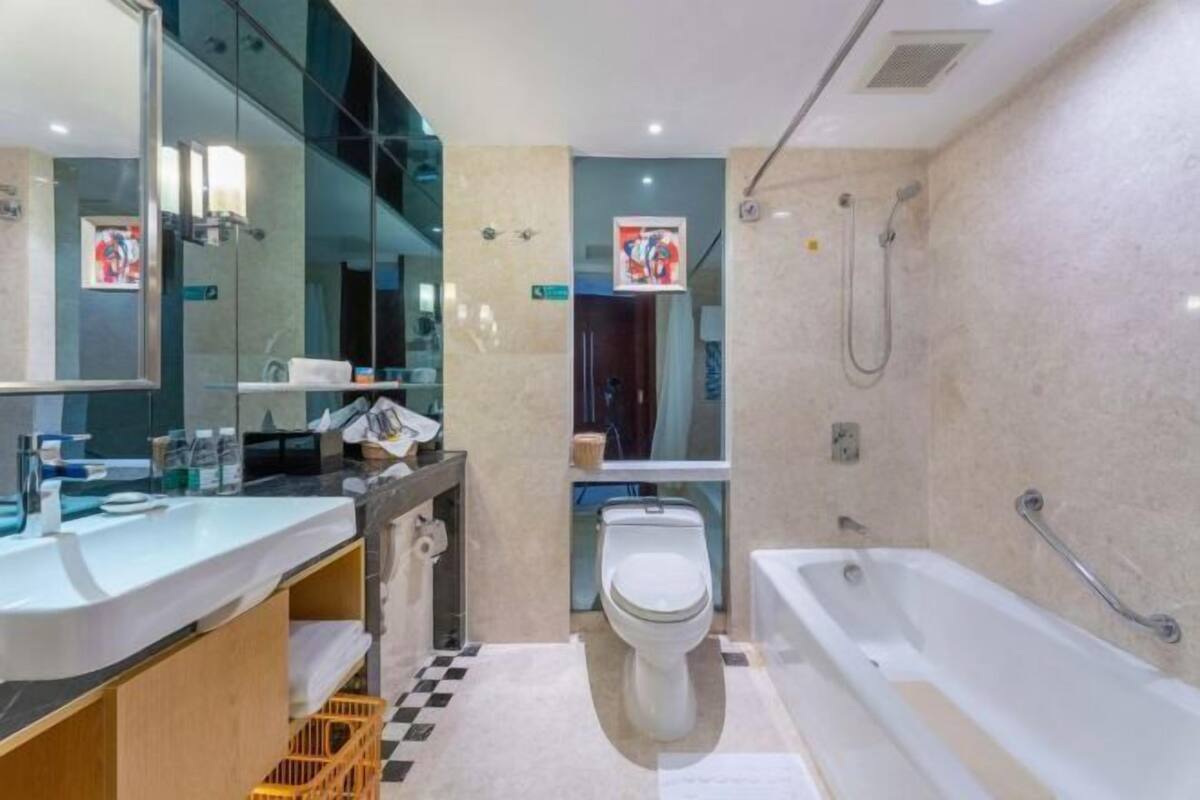 Bathroom | Combined shower/tub, free toiletries, hair dryer, slippers