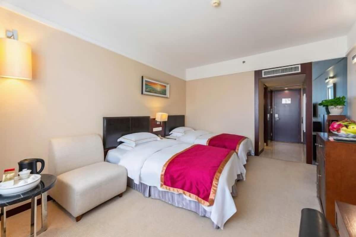 Down comforters, in-room safe, desk, blackout drapes