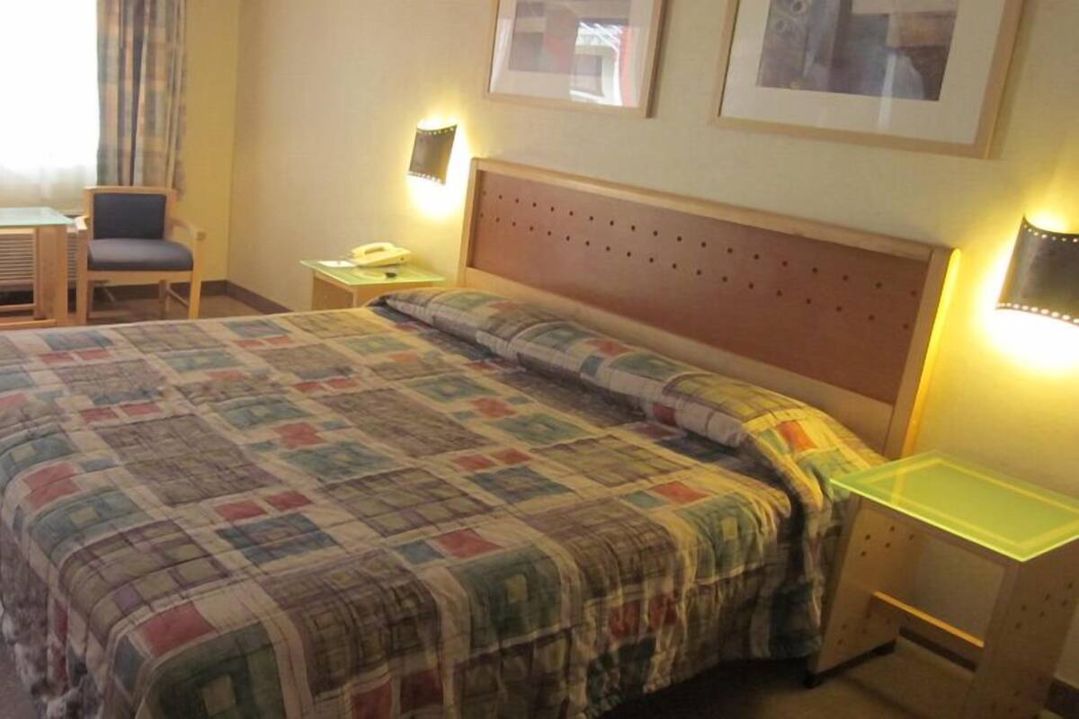 Escritorio, wifi gratis y ropa de cama