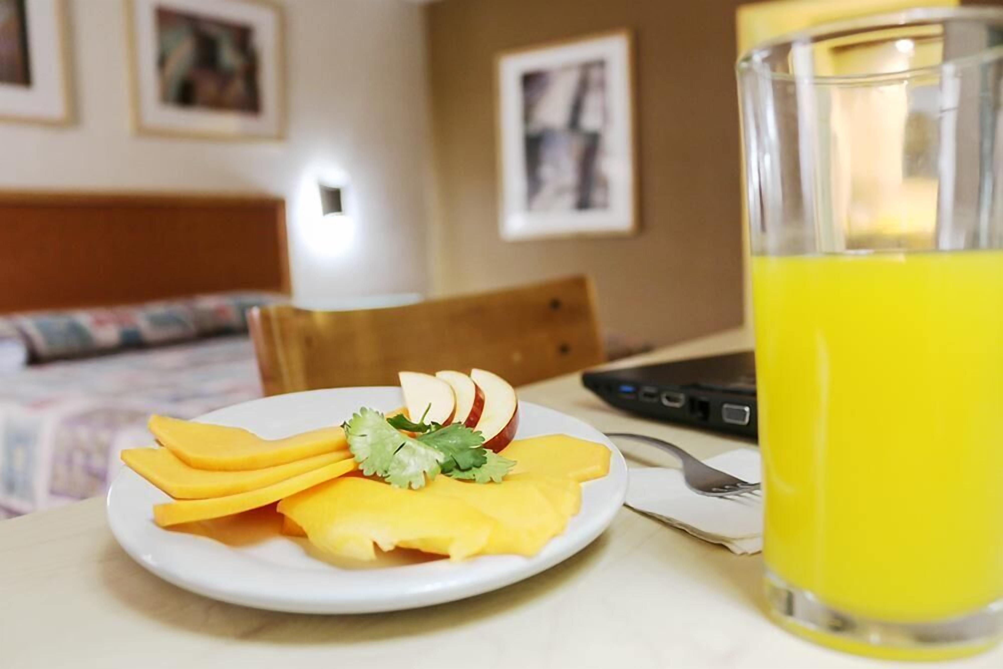 Työpöytä, ilmainen Wi-Fi, vuodevaatteet