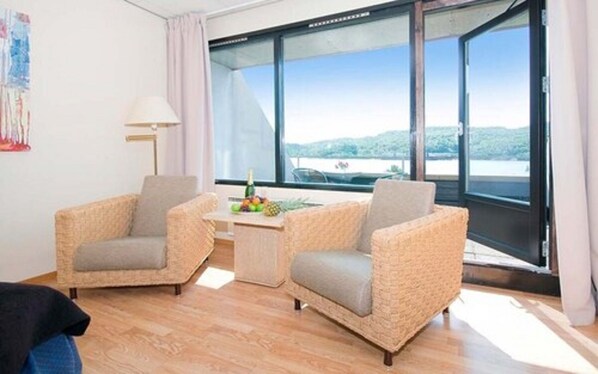 Hypo-allergenic bedding, pillowtop beds, minibar, desk - Farsund Fjordhotell (Farsund)