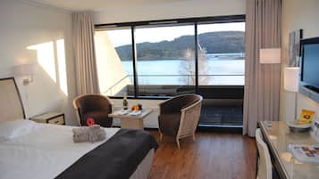 Bộ đồ giường kháng dị ứng, nệm có lớp đệm bông, minibar, bàn