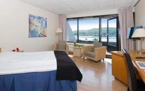 Hypo-allergenic bedding, pillowtop beds, minibar, desk - Farsund Fjordhotell (Farsund)