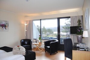 1 bedroom, hypo-allergenic bedding, pillowtop beds, minibar