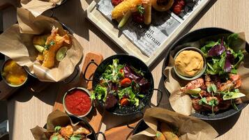 Frokost og middag serveres