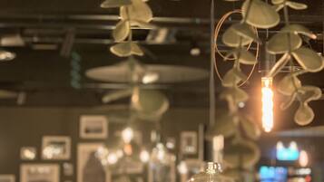 Breakfast, dinner served; local cuisine, ocean views