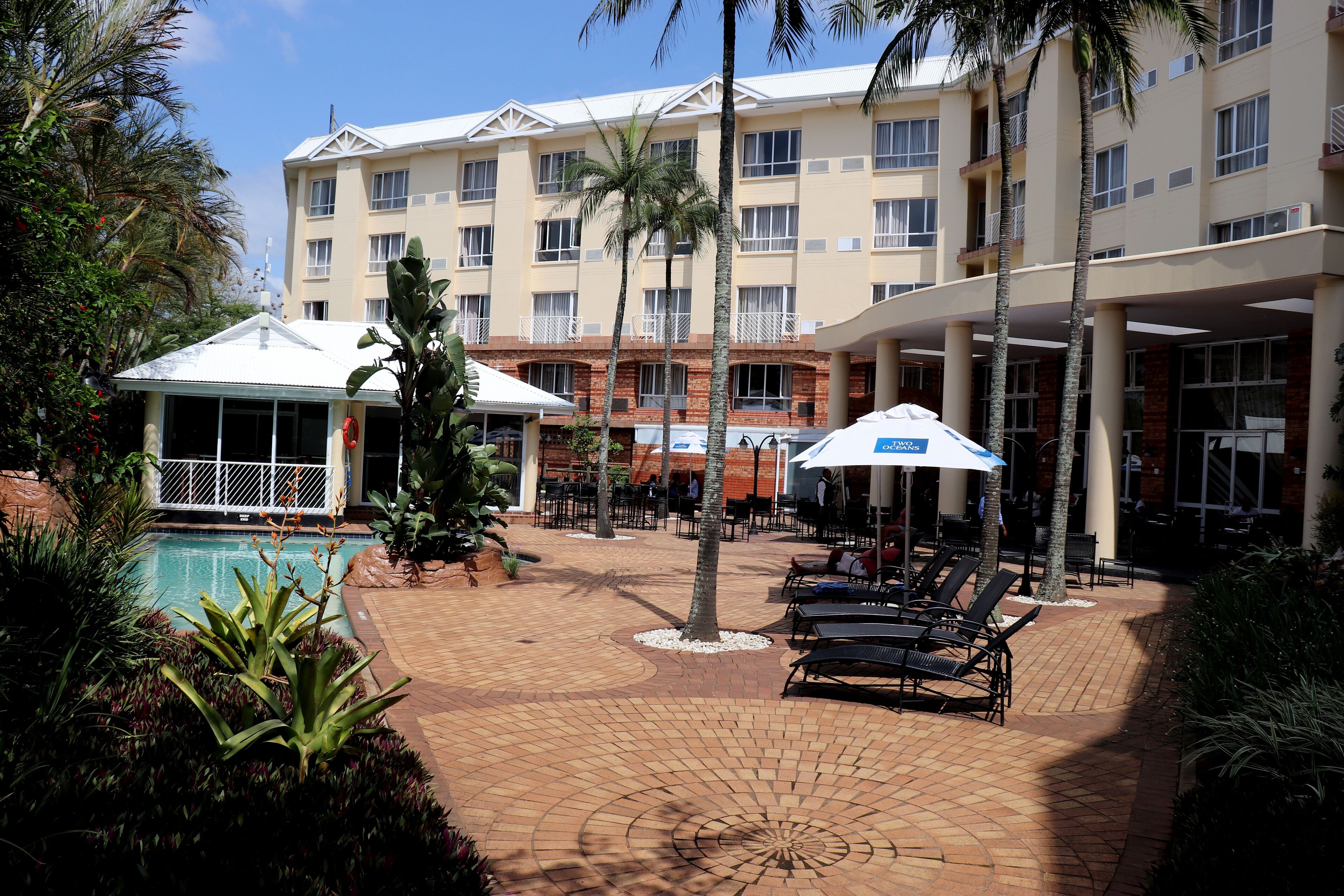 室外游泳池，開放時間為 08:00 至 19:30，提供泳池遮陽傘