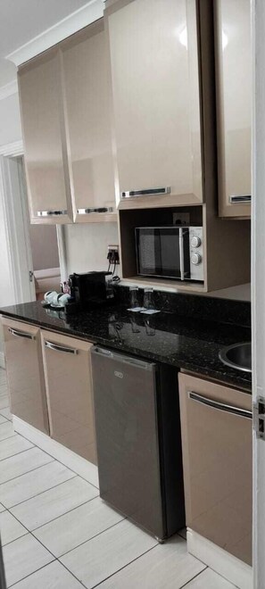 Family Suite, 2 Bedrooms, Non Smoking, River View | Private kitchen | Fridge, microwave, coffee/tea maker