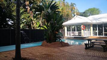 室外游泳池,08:00 至 19:30 开放,池畔遮阳伞