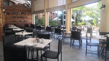 供应早餐、午餐和晚餐,泳池景观