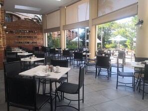 Se sirven desayunos, comidas y cenas con vista a la alberca 