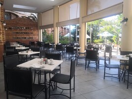 Se sirven desayunos, almuerzos y cenas; junto a la piscina