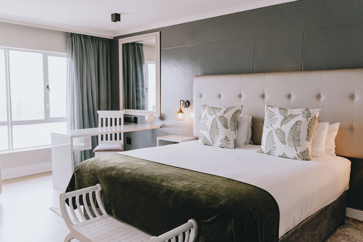 Premium bedding, Tempur-Pedic beds, in-room safe, desk