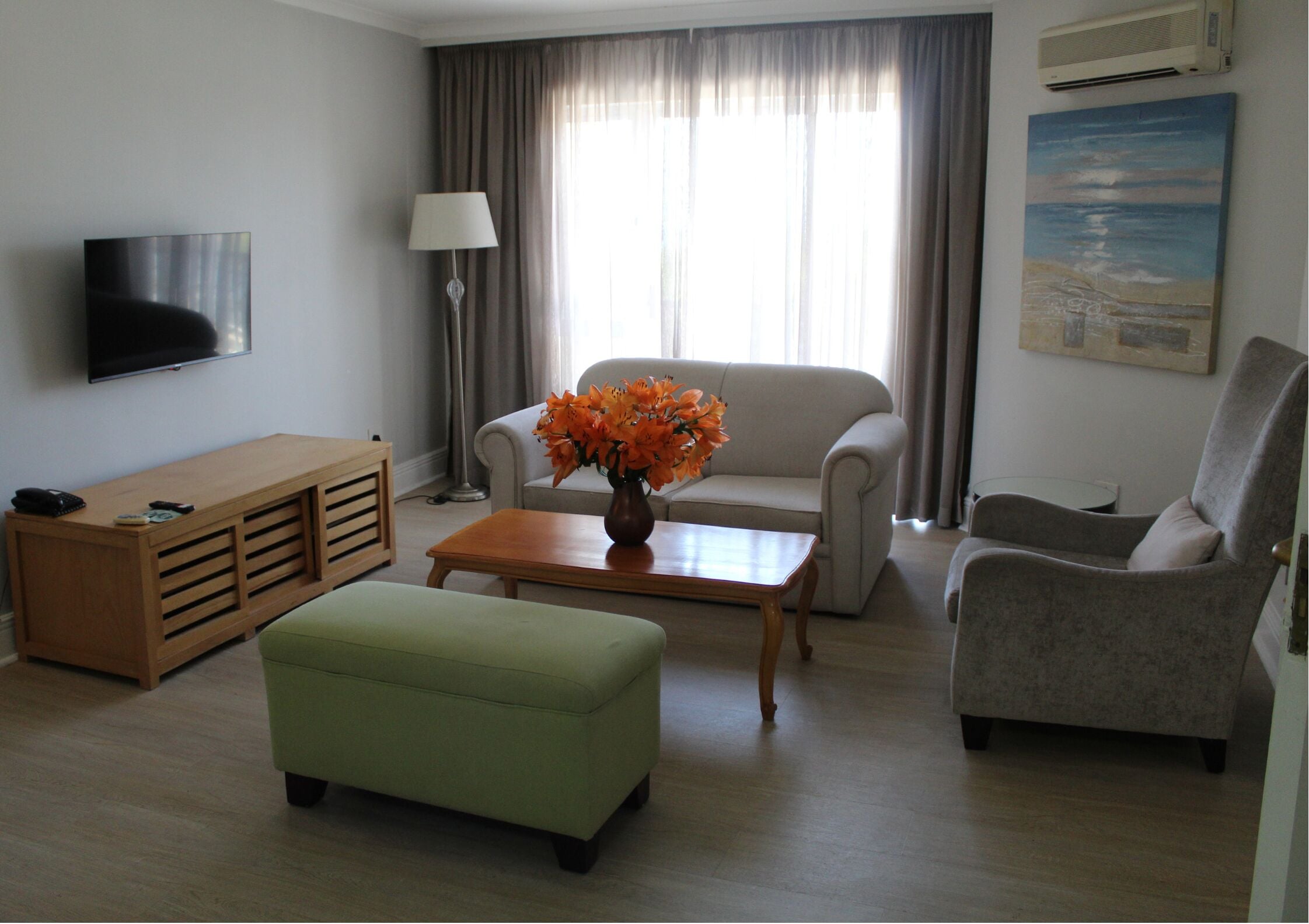 Een 32-inch ledtelevisie met satellietzenders en een televisie