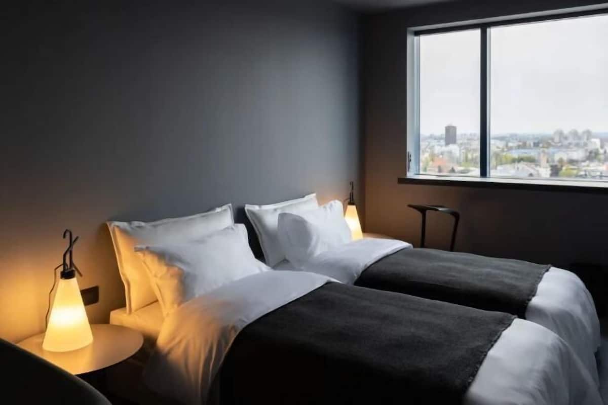 Hypo-allergenic bedding, minibar, in-room safe, blackout curtains