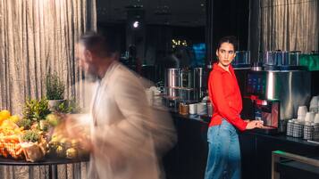 Desayuno buffet todos los días (EUR 18 por persona)