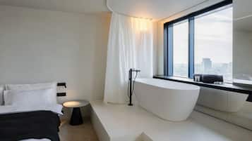 Zonar Clouds Suite | Hypo-allergenic bedding, minibar, in-room safe, blackout drapes