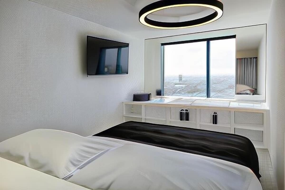 Hypo-allergenic bedding, minibar, in-room safe, blackout curtains
