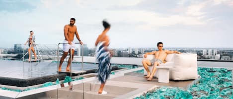 Una piscina al aire libre de temporada