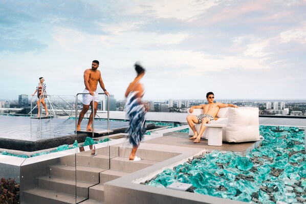 Una piscina al aire libre de temporada