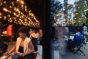Petit déjeuner, déjeuner et dîner servis sur place