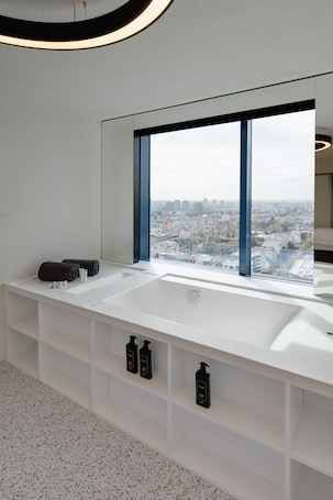 Zonar Spacebath Room | City view. Zonar Zagreb by Maistra City Vibes