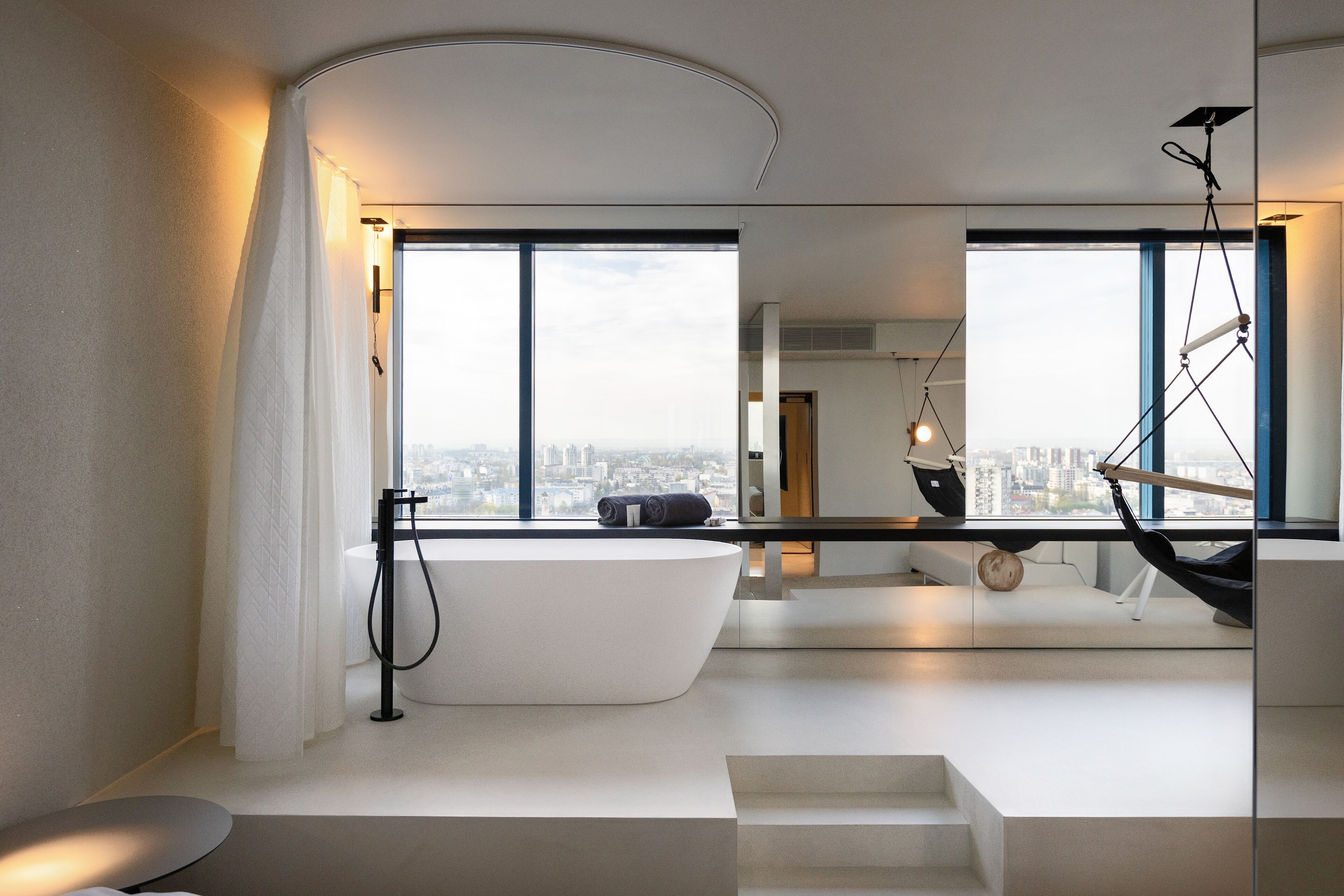 Zonar Clouds Suite | Hypo-allergenic bedding, minibar, in-room safe, blackout curtains