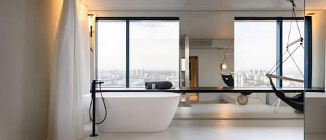 Zonar Clouds Suite | Hypo-allergenic bedding, minibar, in-room safe, blackout drapes