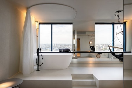 Zonar Clouds Suite | Hypo-allergenic bedding, minibar, in-room safe, blackout drapes