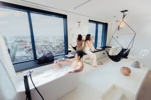 Zonar Clouds Suite | Front of property