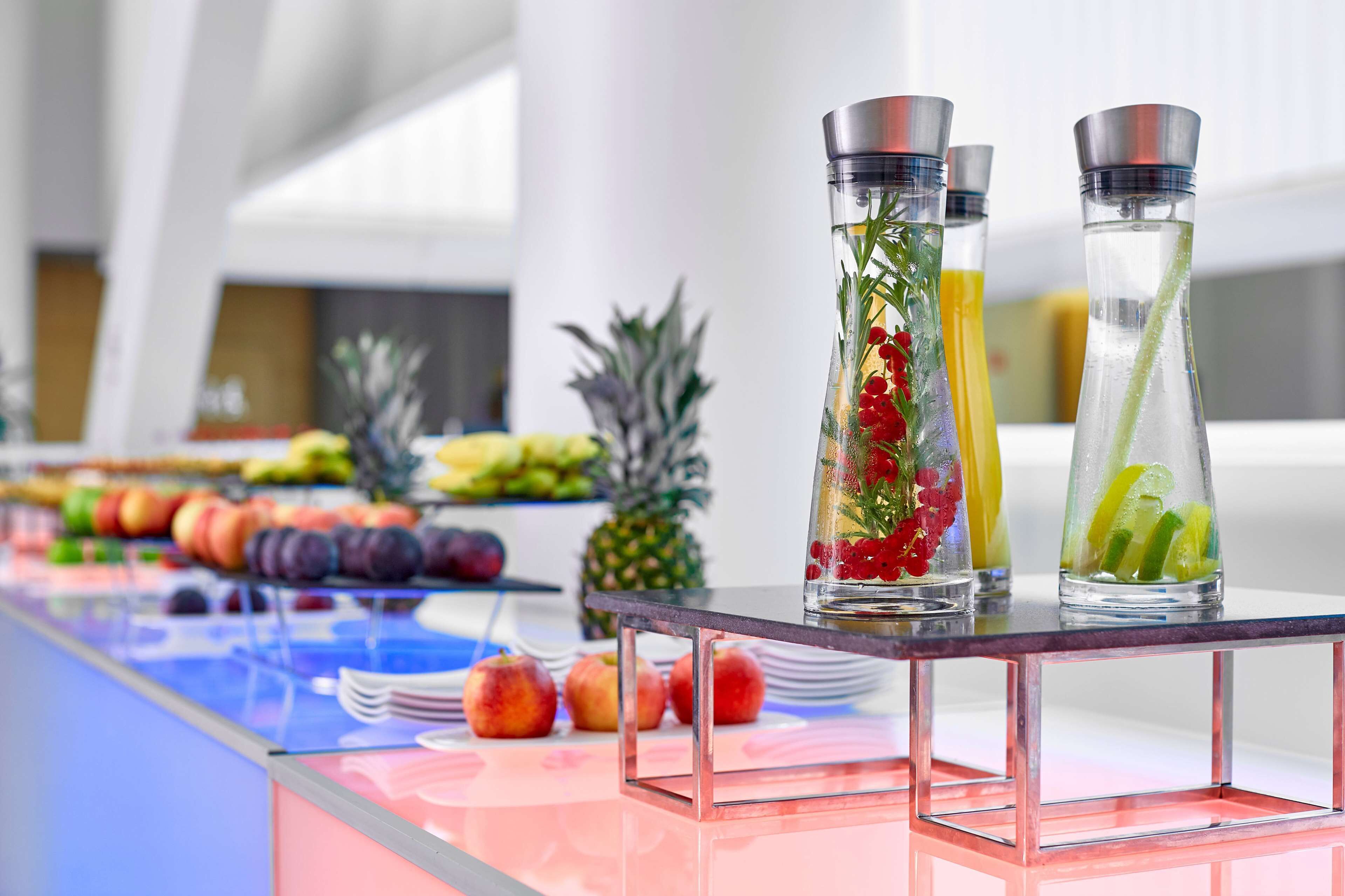 Una mesa de buffet con diversas frutas y bebidas.