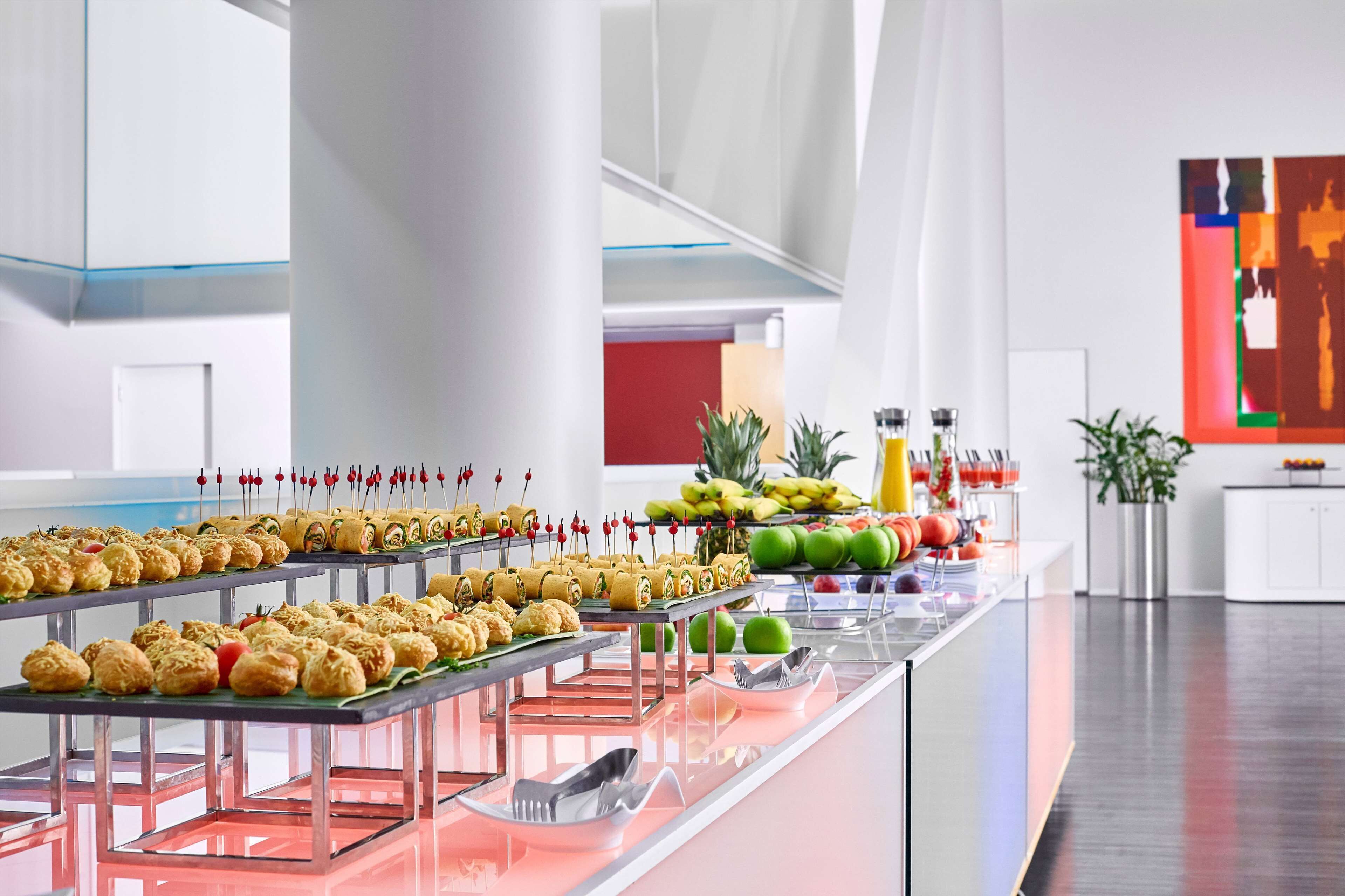 Ein Buffet mit verschiedenen Speisen und Besteck.