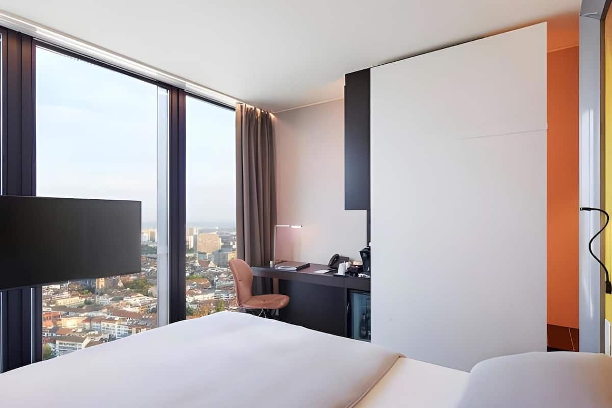 Premium bedding, free minibar, desk, laptop workspace