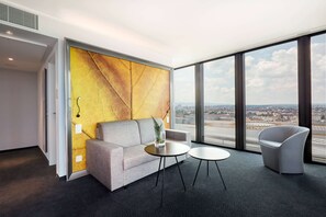 Ropa de cama de alta calidad, artículos del minibar gratis y escritorio 