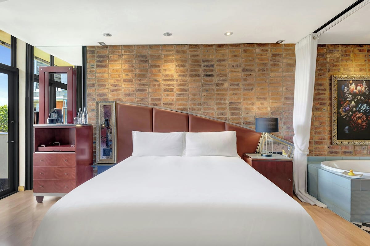 1 bedroom, Egyptian cotton sheets, premium bedding, down duvets