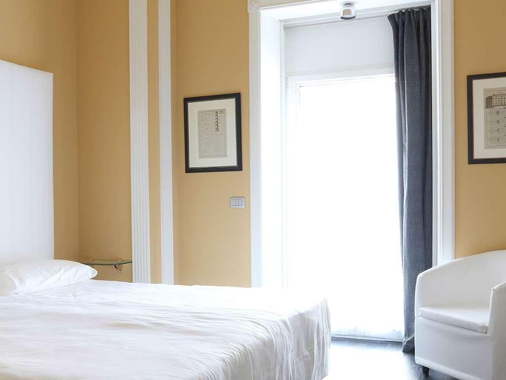 Minibar, coffres-forts dans les chambres, réveils