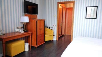 Minibar, coffres-forts dans les chambres, réveils