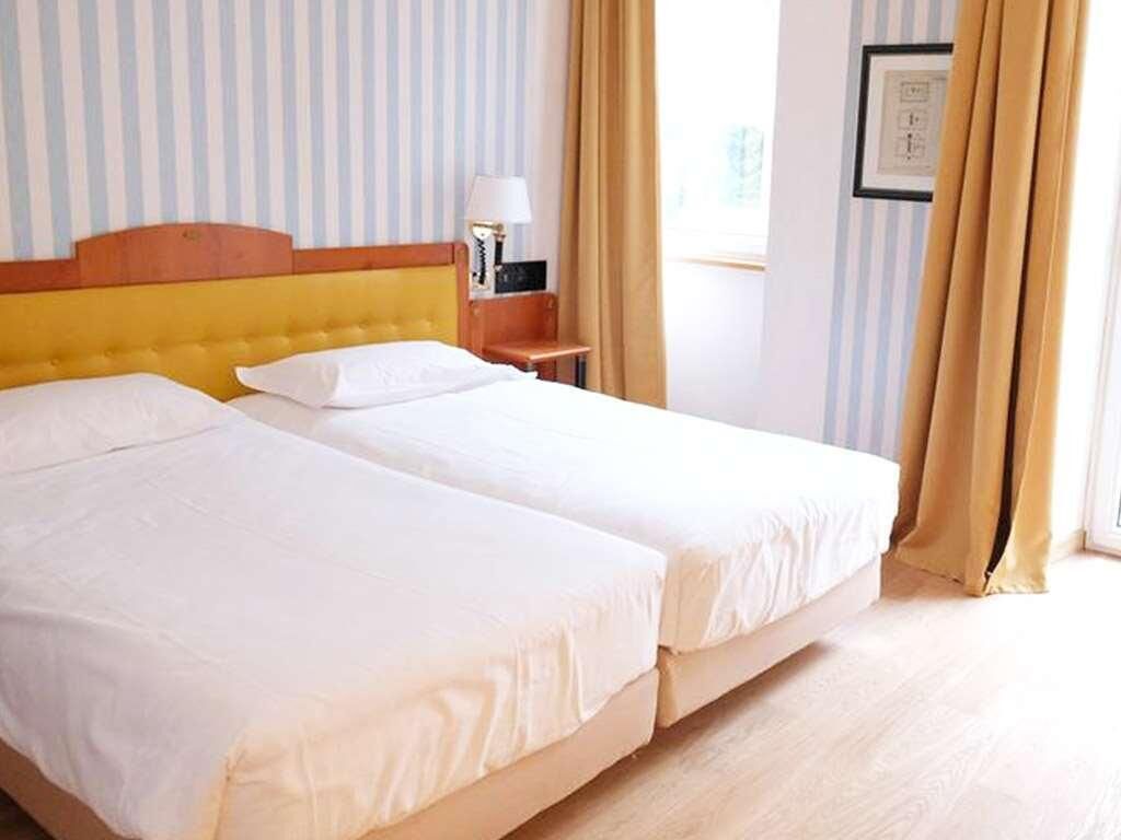 Minibar, in-room safe, alarm clocks